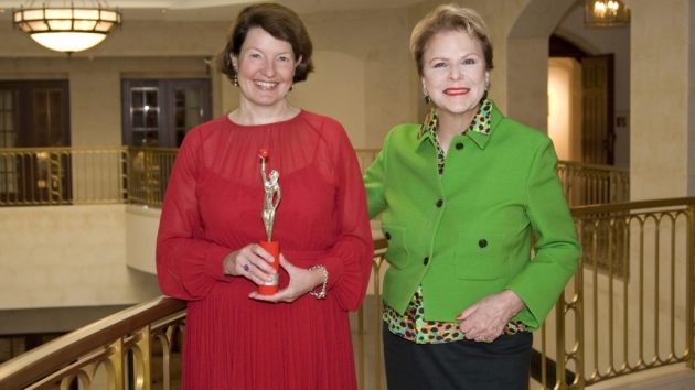 Managerin des Jahres: P&G-Chefin Astrid Teckentrup (l.) mit Initiatorin Prof. Dr. Ulrike Detmers - Quelle:  Renate Lottis